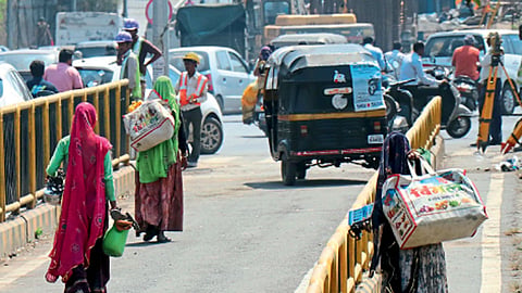 मोरवाडी चौक, पिंपरी - ‘सकाळ’च्या छायाचित्रकाराने कॅमेरा काढताच कॅरिबॅग विक्रेत्यांनी काढलेला पळ.