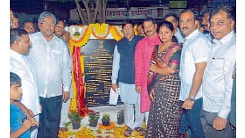 हिंजवडी - हिंजवडीतील विकास कामांचा प्रारंभ महसूलमंत्री चंद्रकांत पाटील यांच्या हस्ते झाला. या वेळी पालकमंत्री गिरीश बापट आणि मान्यवर उपस्थित होते.
