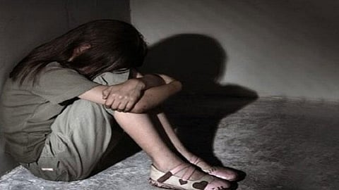 13 वर्षीय मुलीचे तोंड दाबून पोलिसाने केले अश्लील चाळे