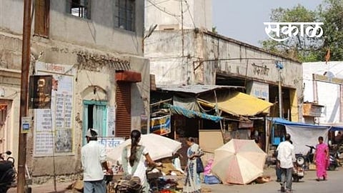 Corporator Balasaheb Borate has demanded that the Municipal Corporation should set up Nehru Market on Chitale Road.jpg