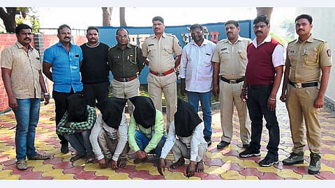 यवत (ता. दौंड) - वीजपंप चोरीप्रकरणी जेरबंद केलेल्या आरोपींसह पोलिस अधिकारी व कर्मचारी.
