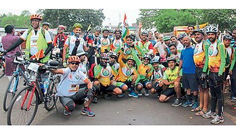 गजानन महाराज भक्त निवास, पंढरपूर - इंडो सायकलिस्ट क्‍लब (आयसीसी)तर्फे आयोजित ‘पुणे-पंढरपूर-पुणे’ सायकलवारीत सव्वा दोनशे सायकलपटूंचा  उत्स्फूर्त प्रतिसाद लाभला.