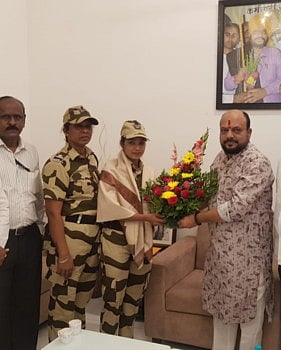 रेल्वे प्रवाशाचे प्राण वाचविणार्‍या रणरागिणीच्या पाठीवर कौतुकाची थाप