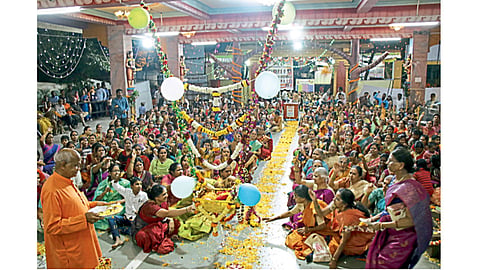 चिंचवड - संभाजीनगर येथील श्री गुरुदत्त सेवा मंडळातर्फे आयोजित दत्त जयंती कार्यक्रमात पुष्पवृष्टी करण्यात आली.