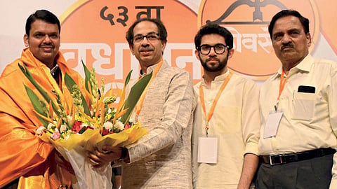 मुंबई - शिवसेनेच्या वर्धापन दिनानिमित्त बुधवारी झालेल्या कार्यक्रमात मुख्यमंत्री देवेंद्र फडणवीस यांना प्रमुख पाहुणे म्हणून बोलावण्यात आले होते. त्या वेळी त्यांचा सत्कार करताना शिवसेना पक्षप्रमुख उद्धव ठाकरे. शेजारी आदित्य ठाकरे, दिवाकर रावते.
