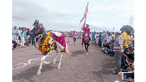 पुरंदवडे (जि. सोलापूर) - संत ज्ञानेश्‍वर महाराज पालखी सोहळ्यातील पहिले गोल रिंगण बुधवारी झाले.