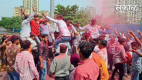 कल्याण - कल्याण तालुक्‍याच्या ग्रामीण भागातील ग्रामपंचायतींच्या निवडणुकीत शिवसेनेचा धुव्वा उडाल्यानंतर सोमवारी जल्लोष करताना भाजप कार्यकर्ते.