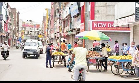 Akola News: Street vendors self-reliance stuck in bank accounts