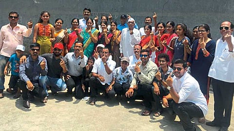 हडपसर - मतदानाचा हक्क बजावण्यासाठी सोमवारी एकत्र आलेले रणनवरे कुटुंबीय.