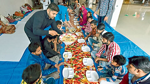ईशान्य दिल्लीतील हिंसाचारातील बाधितांसाठी सामाजिक कार्यकर्त्यांनी  मुस्तफाबाद येथे शनिवारी भोजनाची व्यवस्था केली होती.