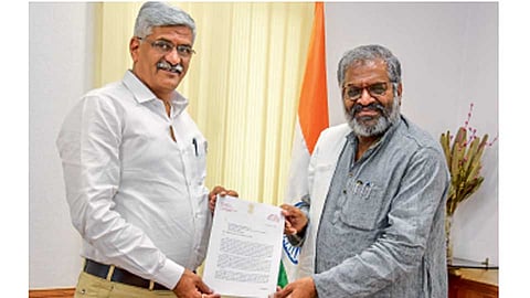 नवी दिल्ली - हरभऱ्याची हमीभावाने खरेदी करण्यात यावी आणि निर्यातीला प्रोत्साहन देण्यात यावे, अशा मागणीचे निवेदन केंद्रीय कृषी आणि शेतकरी कल्याण राज्यमंत्री गजेंद्र सिंह शेखावत यांना देताना राज्य कृषी मूल्य आयोगाचे अध्यक्ष पाशा पटेल.