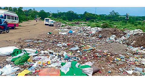दिघी - मोकळ्या जागेत टाकण्यात आलेला कचरा आणि राडारोडा.