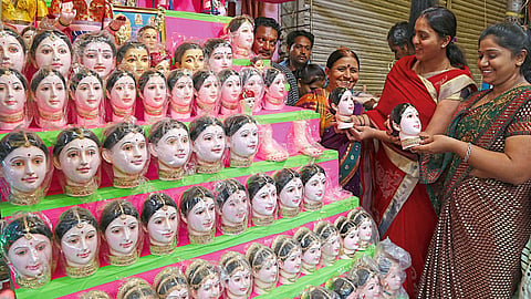 तुळशीबाग - गौरींचे मुखवटे खरेदी करताना महिला.