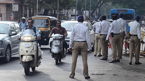 आरटीओतील कर्मचाऱ्यांना हेल्मेट सक्ती, परिवहन आयुक्तांचे आदेश