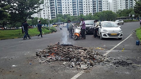 स्मशानभूमी नसल्याने करावा लागतोय अंत्यविधी रस्त्यावर 