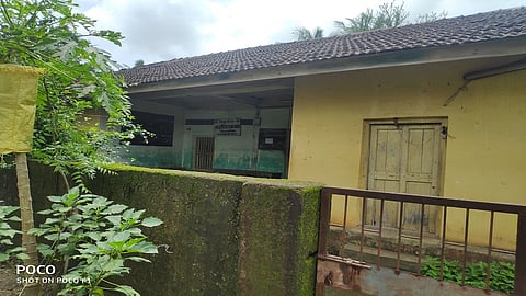 मनोर ः बंद असलेला आयुर्वेदिक दवाखाना.