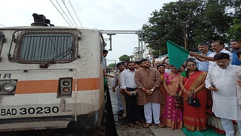 पालघर ः जम्मूतावी एक्‍स्प्रेसचे स्वागत करताना राजेंद्र गावित. सोबत प्रवासी.