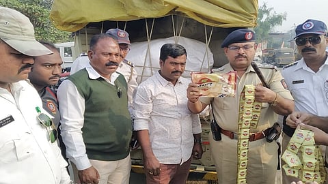 हस्तगत केलेला गुटखा दाखवताना पोलिस. 