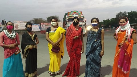 जालना: शहराबाहेरील टोल नाक्यावर उभे असलेले तृतीयपंथी व्यक्ती. 