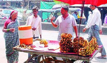 केळी विक्रेता "वॉटरमॅन'च्या कार्याचे कौतुक 