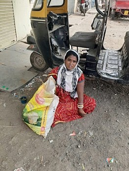 लेकराची ओढ रहावेना...मग काय...माऊली निघाली शेगावला अनवाणी ! 