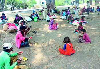 पोलिसांनी केलेल्या सहकार्यामुळे मजुरांचे डोळे पाणावले 