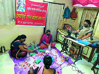 "कोरोना'च्या संकटात बचत गटांनी विकले अडीच लाखांचे "मास्क' 