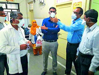 मृत्यूदर रोखण्यासाठी 24 तासांत स्वॅबचा रिपोर्ट हवा : जिल्हाधिकारी अभिजित राऊत 