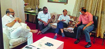 नागरिक तक्रार करणार नाहीत, याची दक्षता घ्या : पालकमंत्र्यांची तंबी 