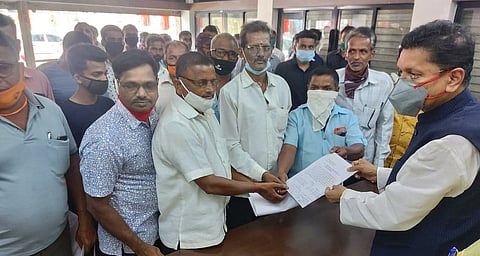  Traders from Sindhudurg district gave a statement to MLA Deepak Kesarkar