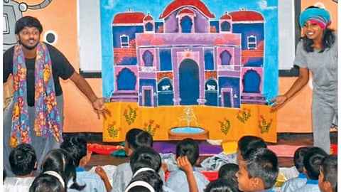 मुलांना गोष्ट सांगताना कल्पेश समेळ, प्रतीक्षा खासनीस.