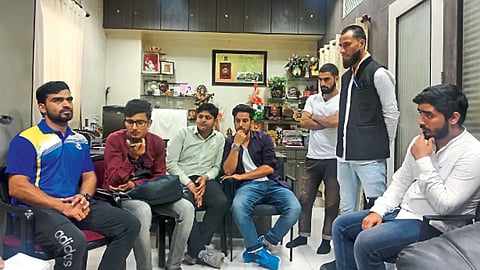 पुणे - जम्मू- काश्‍मीरमध्ये संपर्क यंत्रणा बंद असल्याने कुटुंबीयांशी संवाद होत नसल्याची व्यथा मांडताना काश्‍मिरी विद्यार्थी.