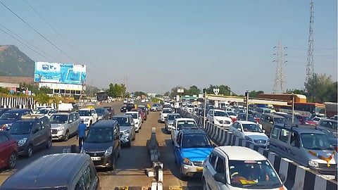 एक्स्प्रेस वे फुल! खालापूर टोल नाक्यावर वाहनांच्या लांबच्या लांब रांगा