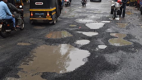 खड्डे बुजविणारे जेट पॅचर यंत्र कुठे आहे? 