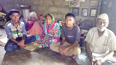 चिकुर्डे (ता. वाळवा) - दिगंबर व नंदकुमार सुतार आपल्या कुटुंबीयांसह.