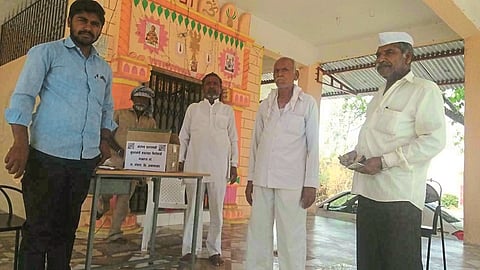 नागराळ (ता. लोहारा) : मुख्यमंत्री सहायता निधीसाठी मदतनिधीचे संकलन करताना ग्रामस्थ. 