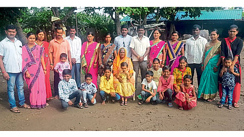 गंगापूर - लगड यांचे सव्वीस सदस्य असलेले एकत्रित कुटुंब. (दुसऱ्या छायाचित्रात) शेतातील केळीचे पीक. 
