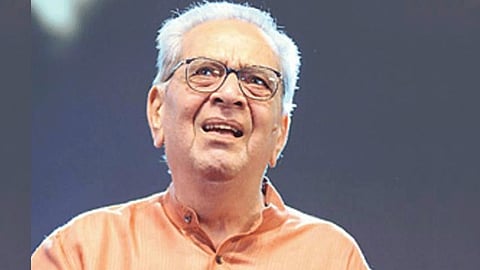 A tribute to many people For Dr. Shriram Lagoo including CM Thackreay and Sharad Pawar