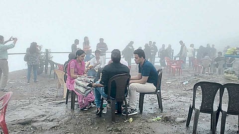 लोणावळा - थंडगार हवा आणि पावसाच्या हलक्‍या सरी अंगावर झेलत पर्यटकांनी गरमागरम भजी, मक्‍याच्या कणसाची मजा घेत पर्यटनाचा आनंद लुटला.