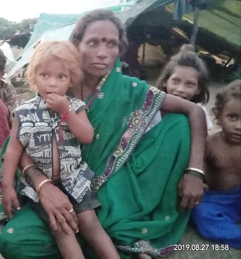 माजलगाव - चालत्या ट्रॅक्‍टरमध्ये एकविसाव्या बाळाला जन्म दिलेल्या लंकाबाईचे संग्रहित छायाचित्र. 