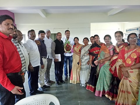  मौदा ः जिल्हाधिकारी रवींद्र ठाकरे हे गावात आल्यानंतर त्यांच्याशी भेट घेताना तहसील कार्यालयाचे अधिकारी व इतर.
