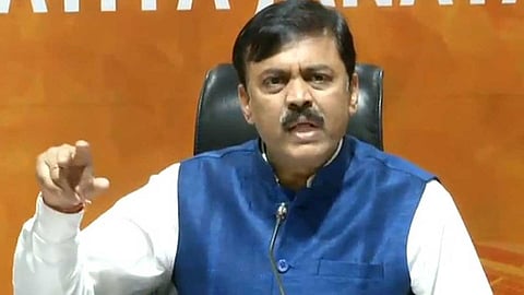 Loksabha 2019 : भाजप नेत्यावर भरपत्रकार परिषदेतच भिरकावली चप्पल