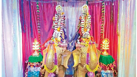 त्र्यंबकेश्‍वर - मंगेश कारणे यांच्या घरी हत्तीवर बसविलेल्या महालक्ष्मी.
