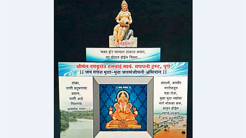 पुणे - श्रीमंत दगडूशेठ हलवाई गणपती ट्रस्टचा जय गणेश मुळा-मुठा जलसंजीवनी अभियानाचा संदेश देणारा "मानव सेवा रथ'''''''' यंदा गणेश विसर्जन मिरवणुकीत असणार आहे. त्यावर लिहिलेली घोषवाक्‍ये.