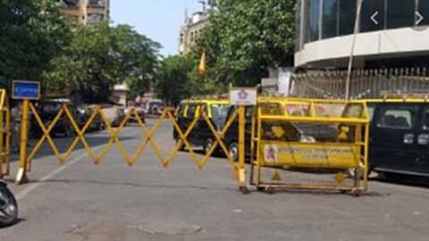 Markets started in Pune but no road barricades were removed.jpg