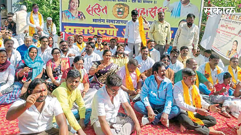 जिल्हाधिकारी कार्यालय : मातंग समाजाला स्वतंत्र आरक्षण मिळावे यासह इतर मागण्यांसाठी गुरुवारी जिल्हाधिकारी कार्यालयासमोर आक्रोश आंदोलन करताना दलित महासंघाचे पदाधिकारी, कार्यकर्ते.