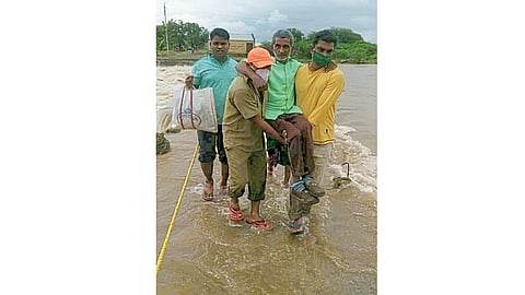पुरात अडकलेल्यांना कर्मचाऱ्यांकडून 'जीवदान'
