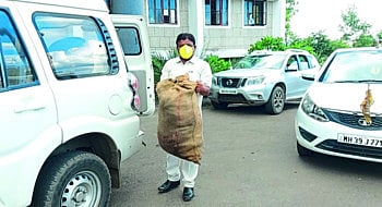 अरे बापरेः सभेतच आणला मुदत संपलेल्या औषधांचा साठा.. आणि आरोग्य यंत्रणेची केली 'चिरफाड' !  
