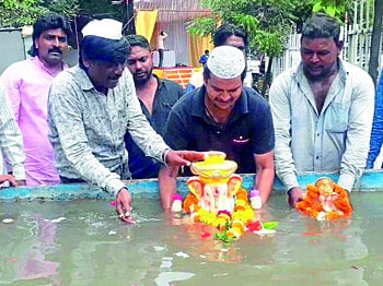 धुळ्यात बाप्पाला भक्तिभावाने निरोप; कृत्रिम तलावांमध्ये मूर्ती विसर्जन 