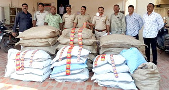 बंद घरात गुटख्याचे घबाड, पोलिसांनी टाकला रात्री छापा आणि सापडला पाच लाखा माल